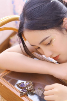 白丝在教室夹腿喷水